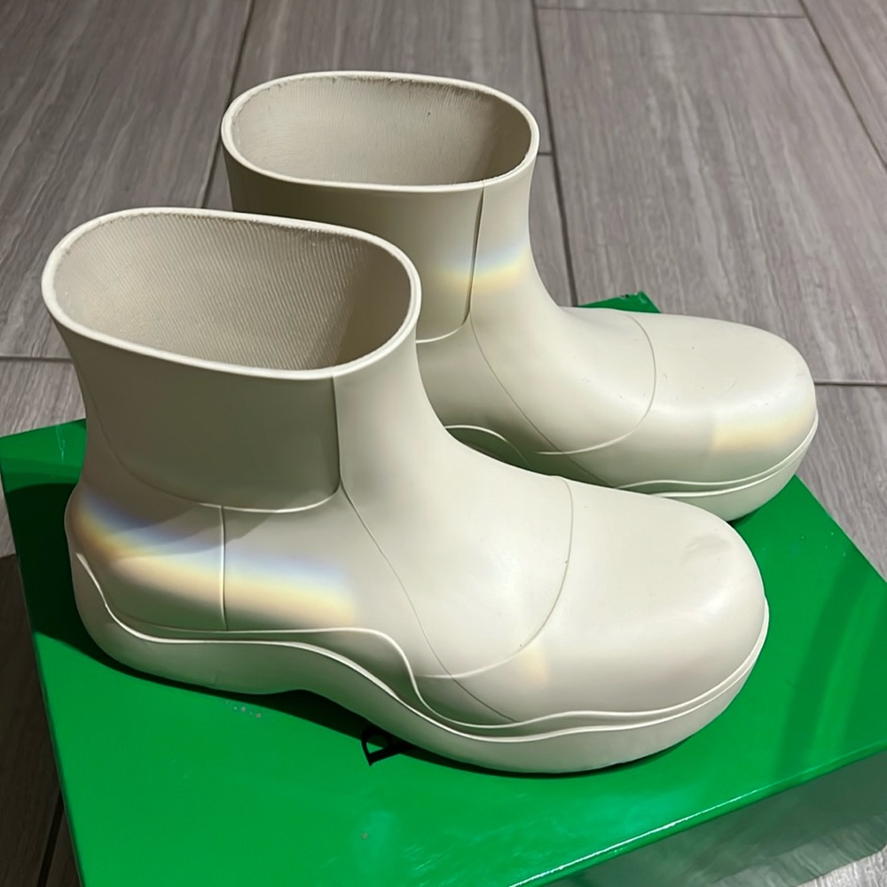 Cream Bottega Veneta rubber water boots